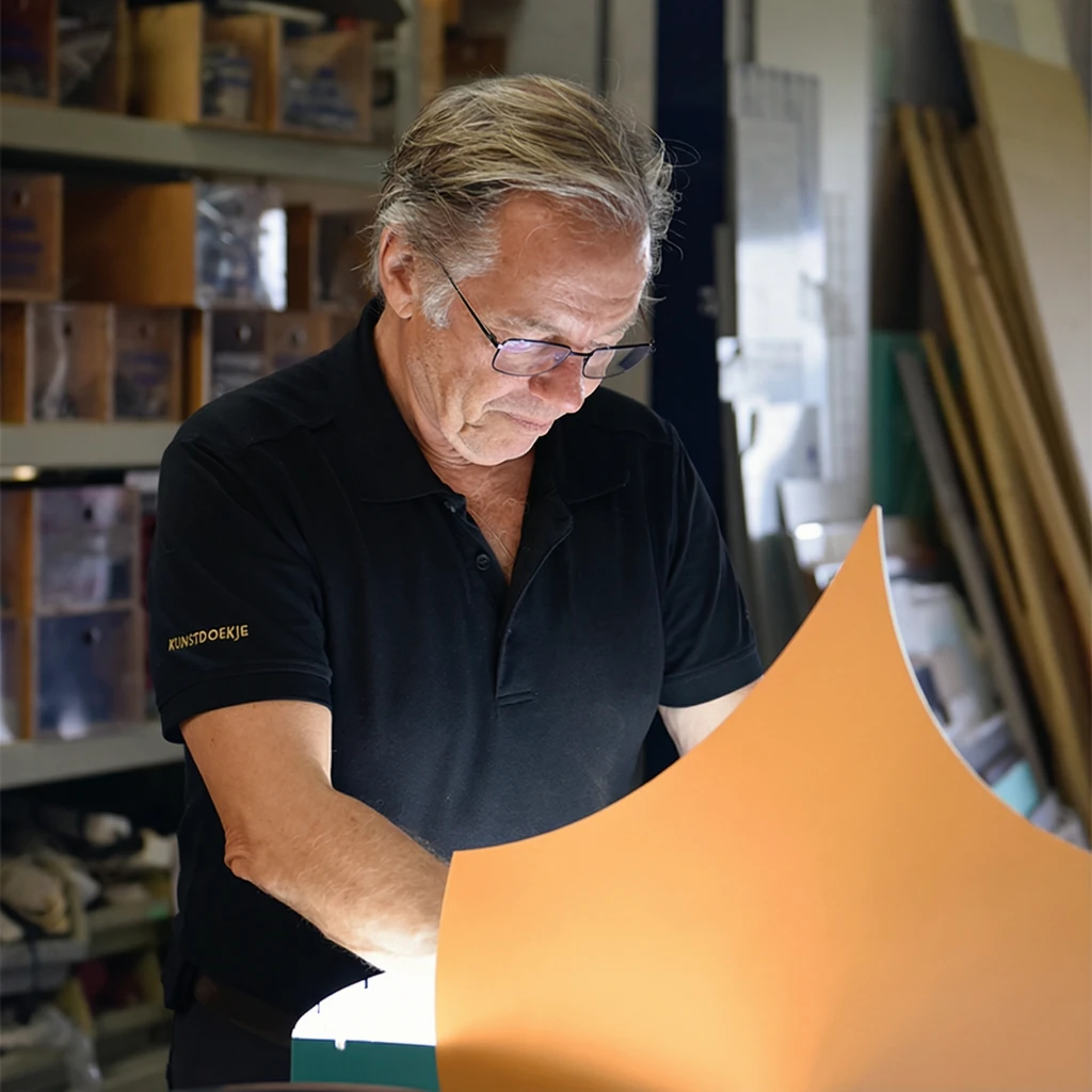 Verlichte doosletters op een gevel, gemaakt door Sign Company