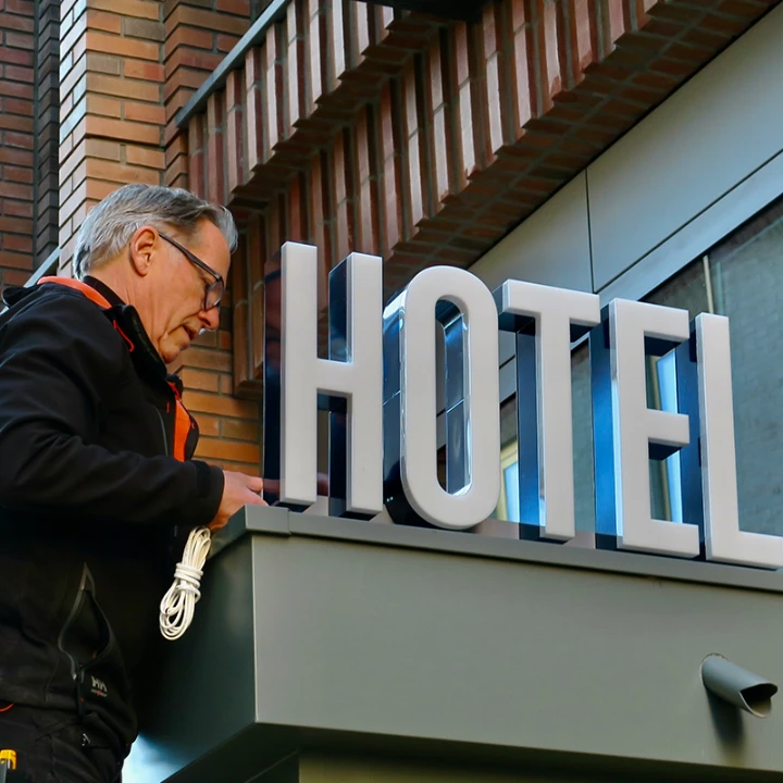 Hotel doosletters lichtreclame gevelletters verlicht - Gevelreclame Sign Company