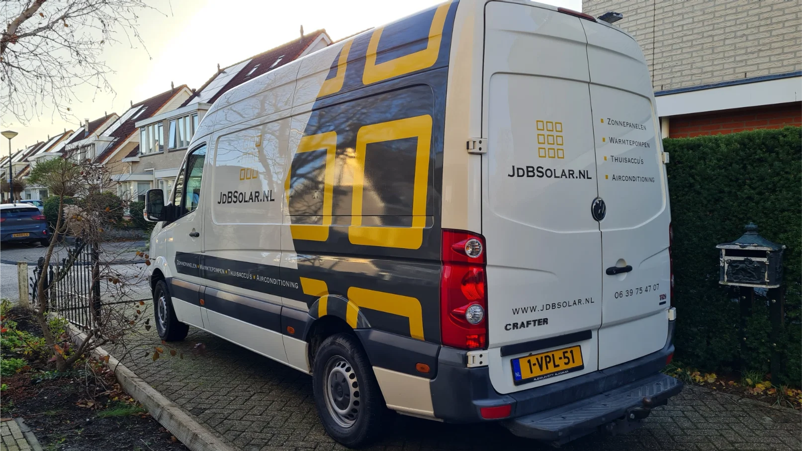 Werkbus van JDB Solar met halve wrap