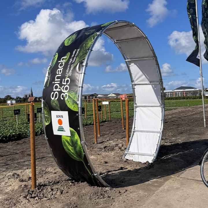 Ovale entreepoort Pop Vriend Seeds proefveld signing
