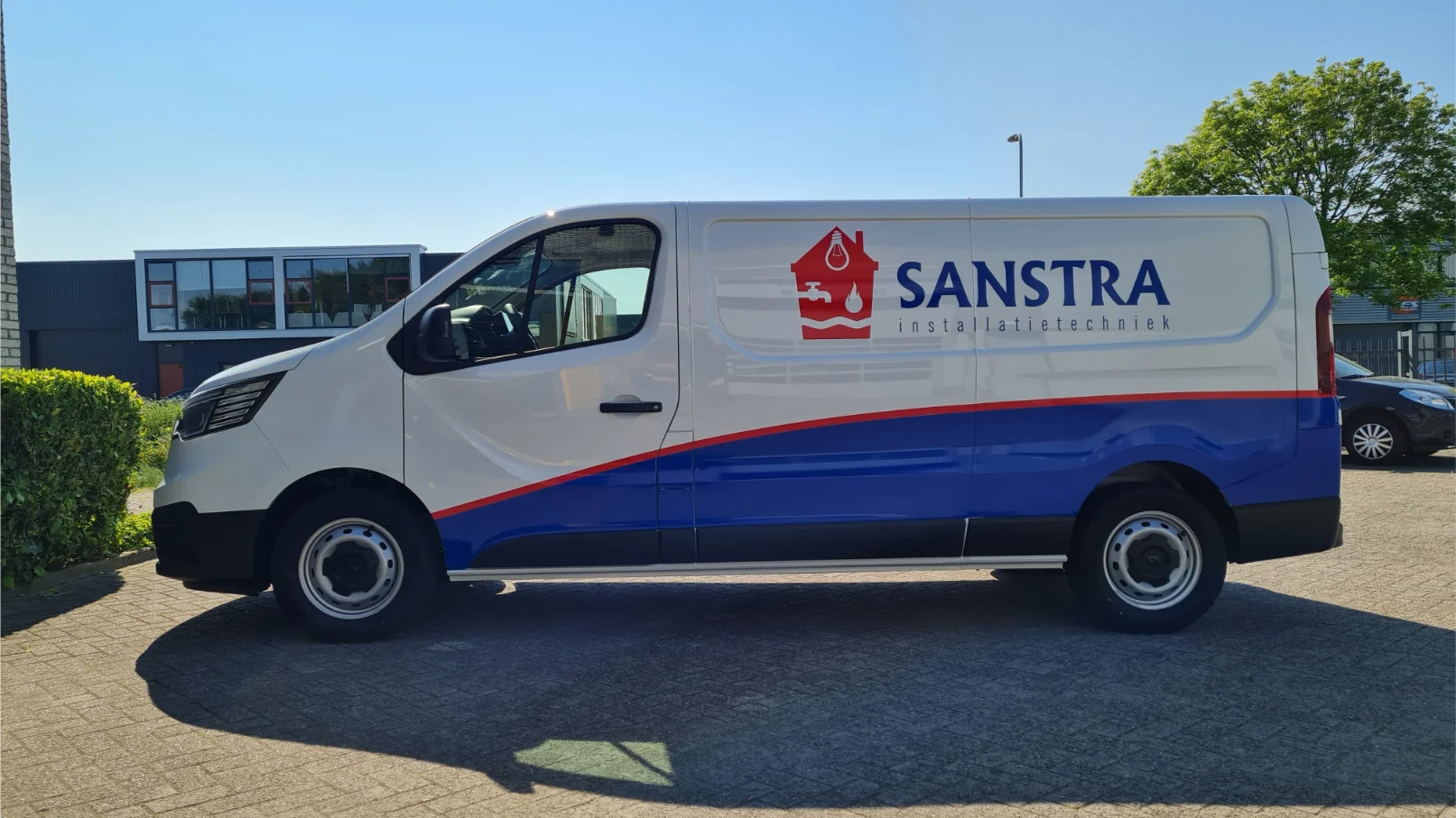 Beletterde bedrijfsbus van Sanstra in West-Friesland