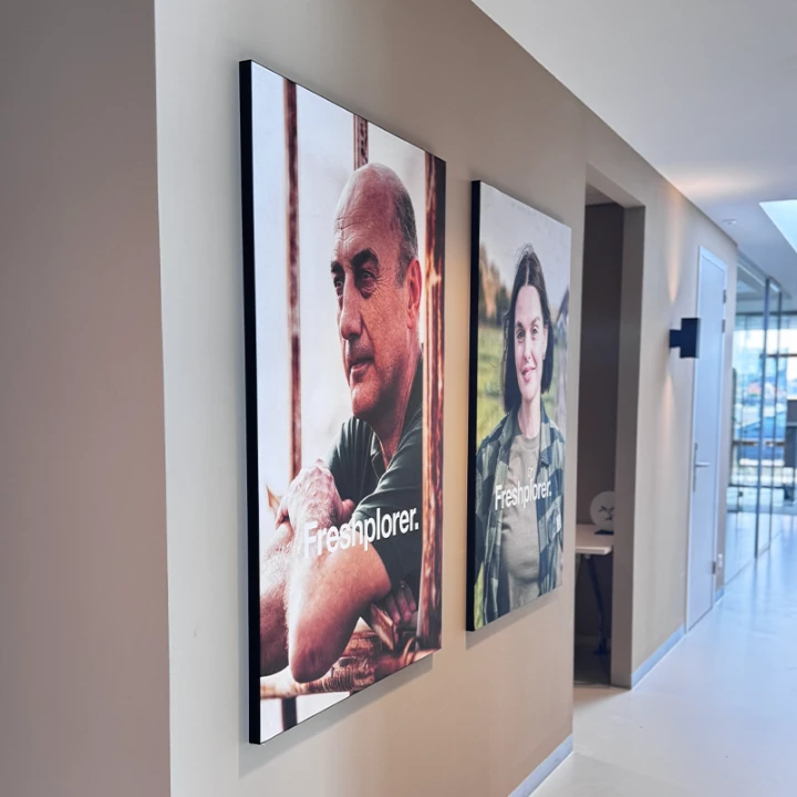 Verlichte lichtbak met portretfoto interieurbranding kantoor - Interieur Sign Company