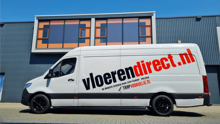 Beletterde werkbus van Vloeren Direct