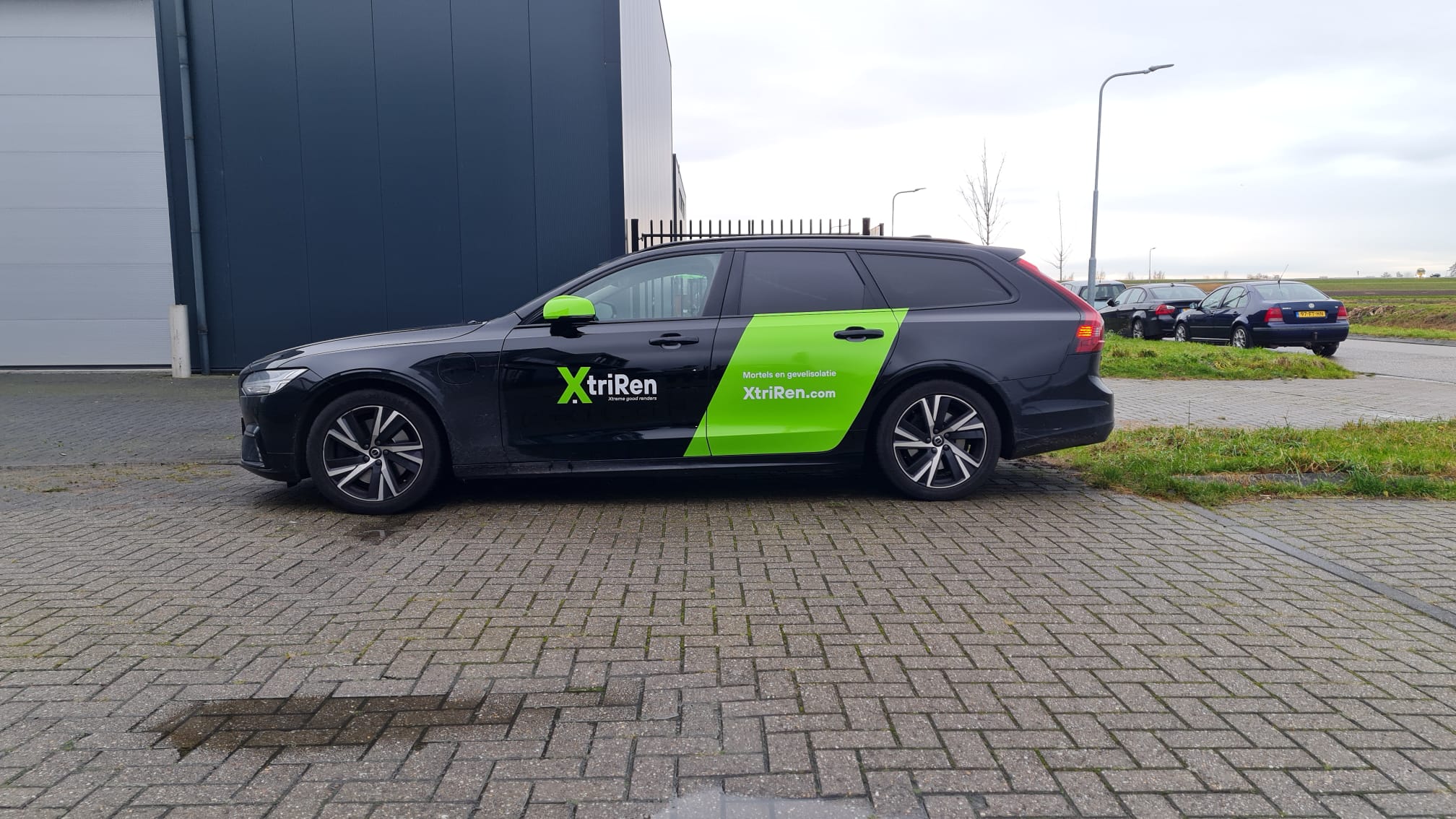 Autobelettering van Sign Company op een bestelbus