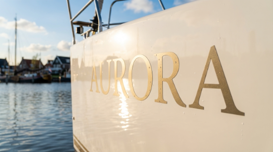 Bootletters op een boot aan het IJsselmeer
