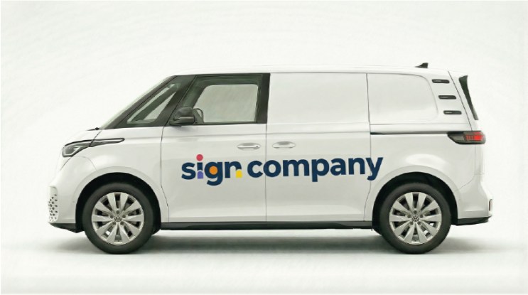 Witte werkbus met sign.company-belettering