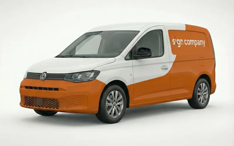 Bestelbus waarvan de onderste helft in oranje folie is gewrapt