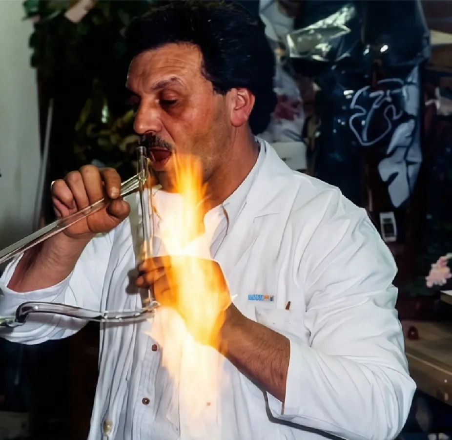 Neonblazer vormt een gloeiende glasbuis voor neonreclame