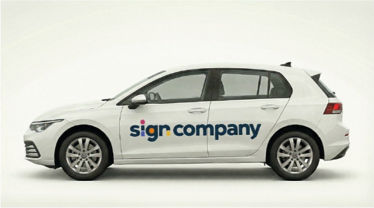 Witte personenauto met sign.company-belettering