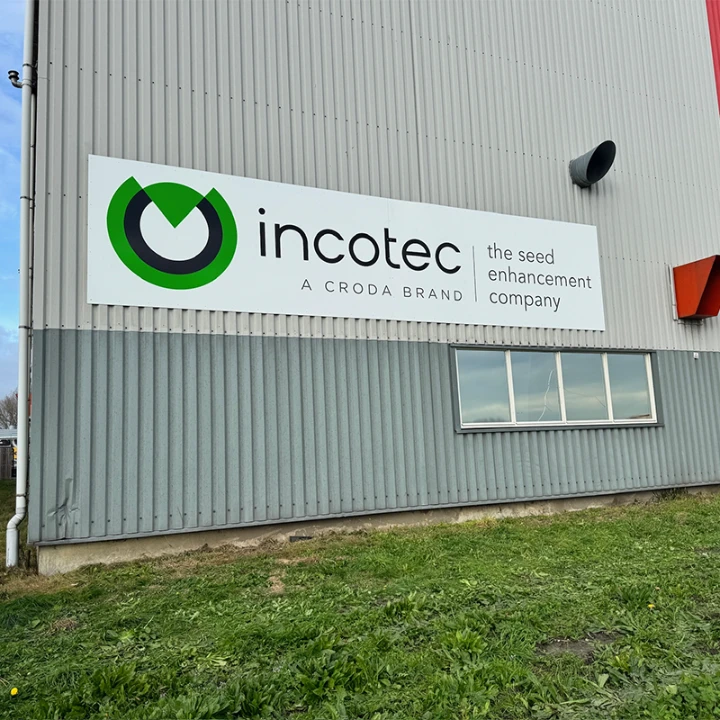 Reclamebord op maat van Sign Company op een bedrijfspand in West-Friesland