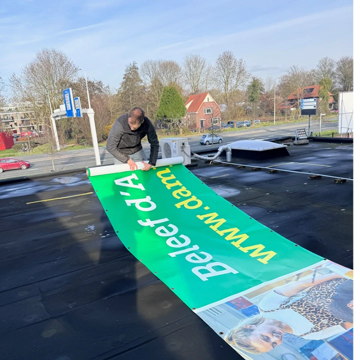 Montage van een buitenspandoek door Sign Company