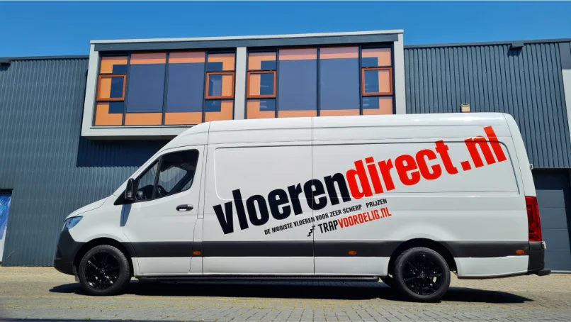 Beleterde bedrijfsbus van Vloerendirect