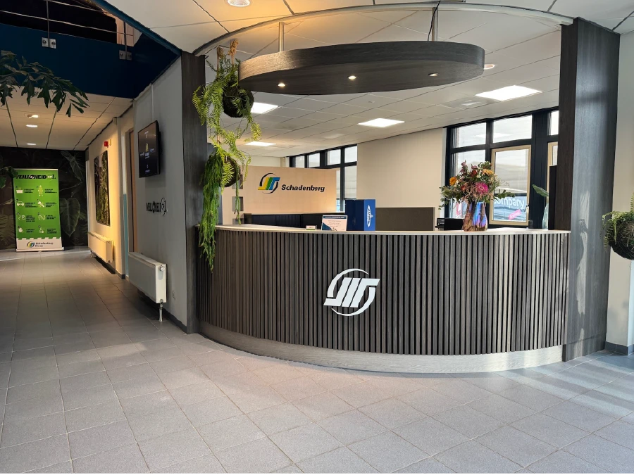 3D bedrijfslogo op kantoorwand Schadenberg Groep