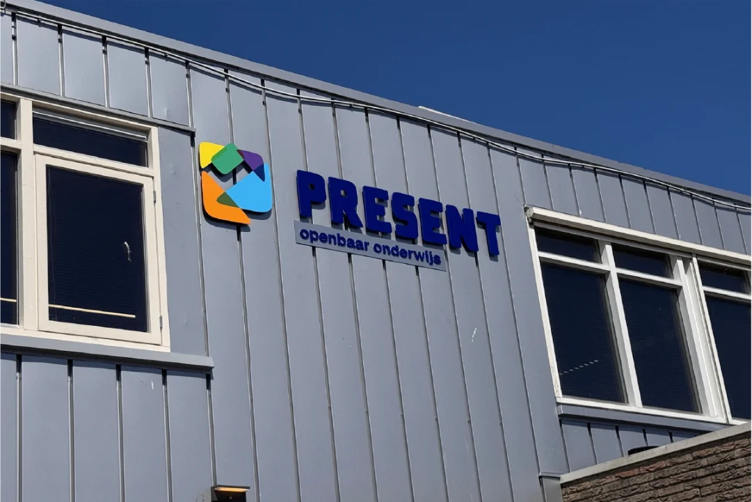 Gevelreclame en signing Present Grootebroek
