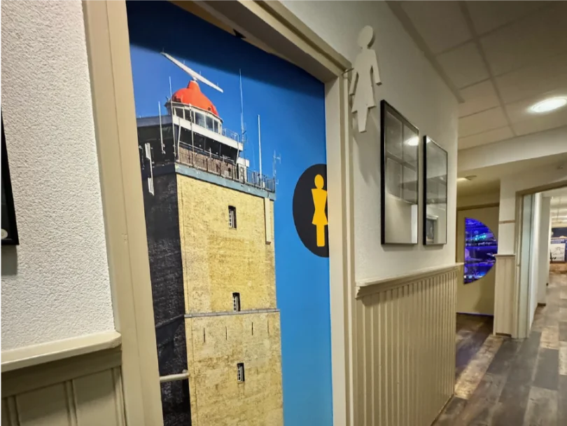 Deurwraps en interieur signing NAP Hotel Terschelling