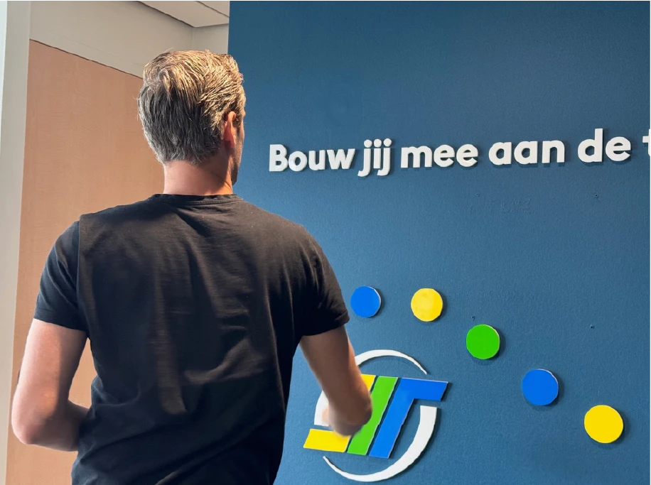 Bedrijfslogo op muur interieurbranding kantoor