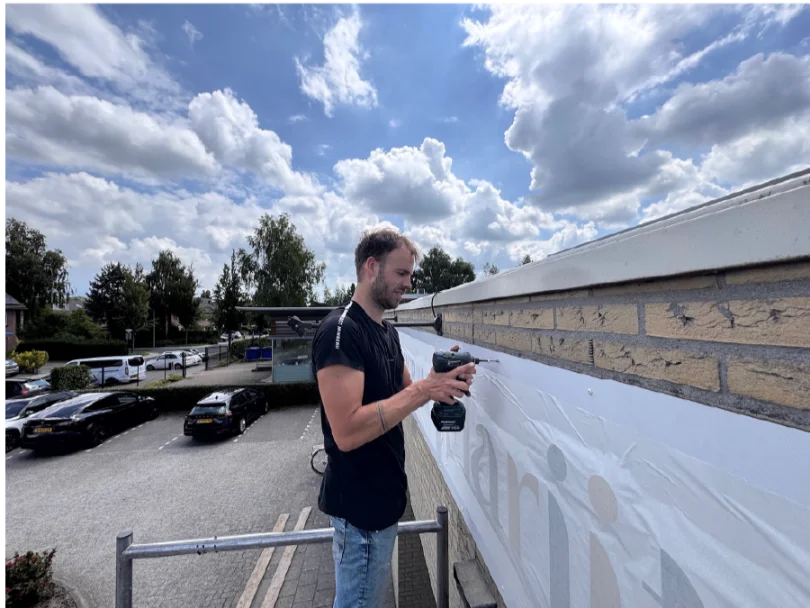 Hoe wordt gevelreclame bevestigd aan de muur - Gevelreclame Sign Company