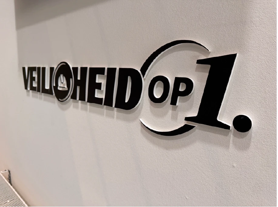 Verdikte 3D freesletters op kantoorwand