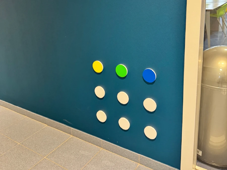 Decoratieve verdikte stippen op muur wayfinding
