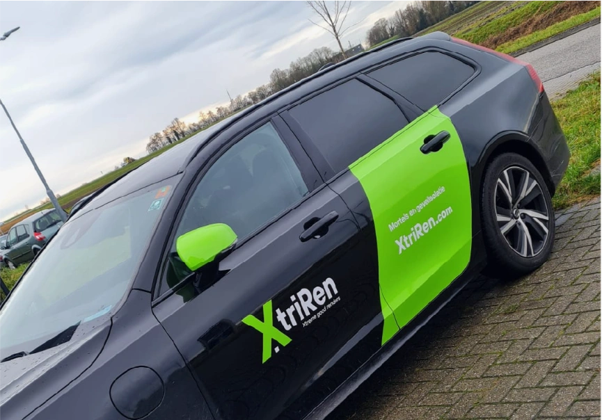 Beletterde auto van Sign Company