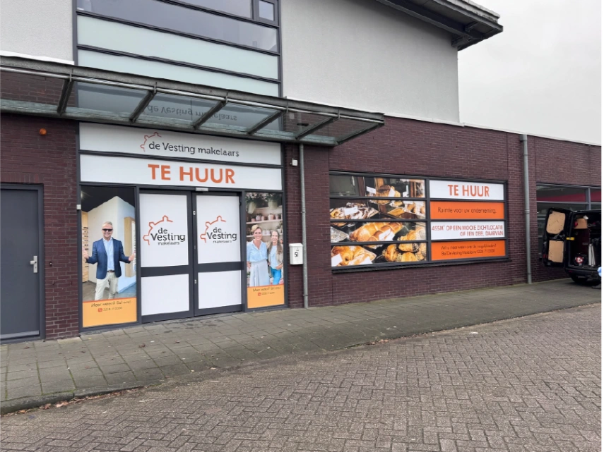 Professionele raambelettering te huur voor leegstaand kantoorpand Hoorn