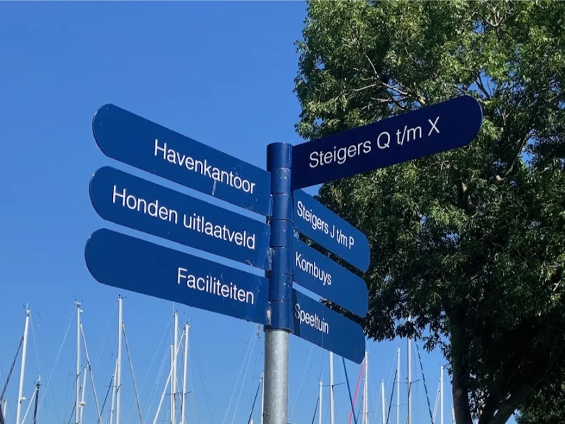 Blauwe bewegwijzeringsborden bij Buyshaven
