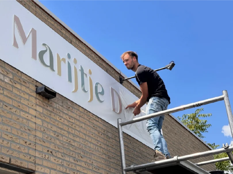 Freesletters detail kinderopvang marijtje doets - Gevelreclame Sign Company