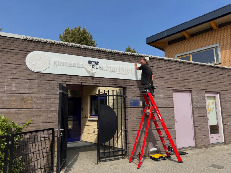 Freesletters gevelreclame Marijtje Doets kinderopvang Almere - professionele signing voor meerdere vestigingen
