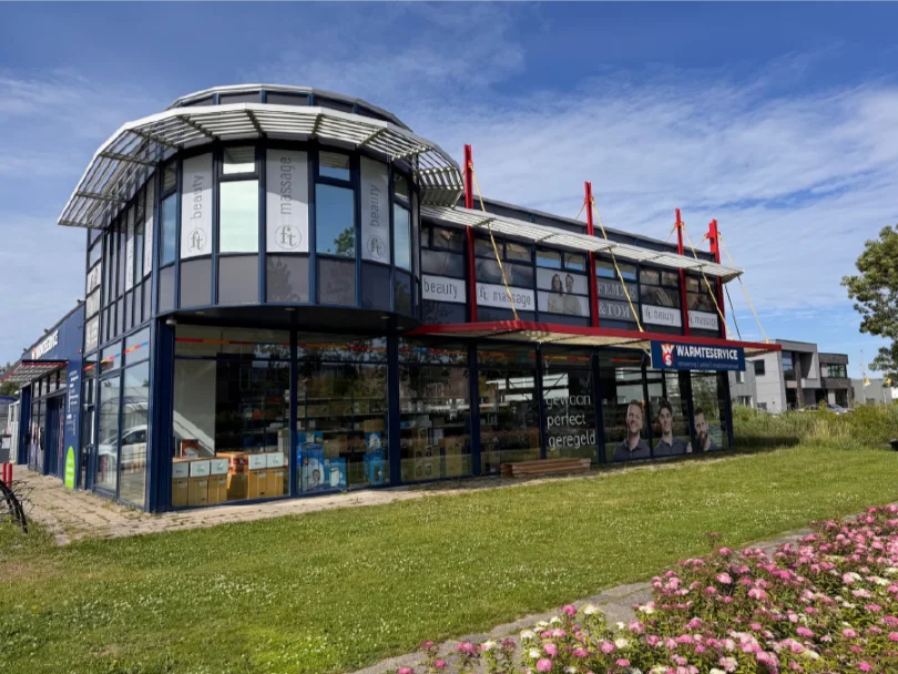 Geperforeerde raamfolie gevel installatie door Sign Company