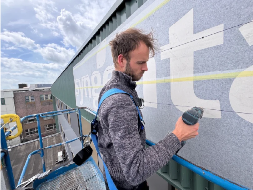 Gevelletters op een bedrijfspand van Syngenta in Enkhuizen