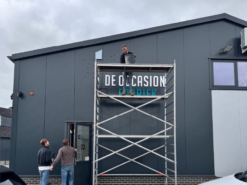 Gevelreclame gebouw overzicht autobedrijf showroom