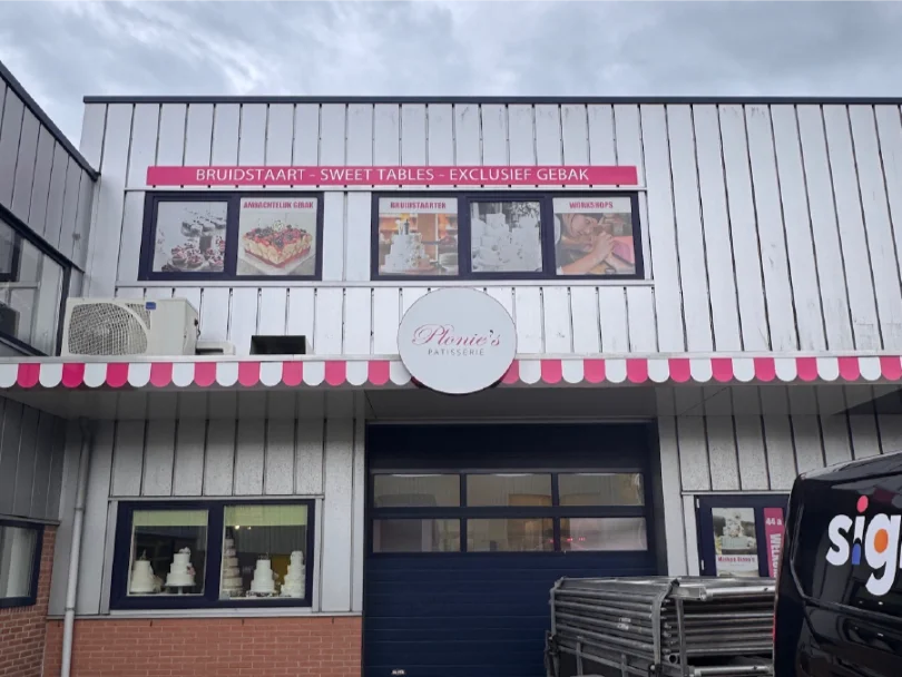 Gevelreclame Plonies Patisserie bakkerij Hoorn - complete signing met freesletters en lichtreclame