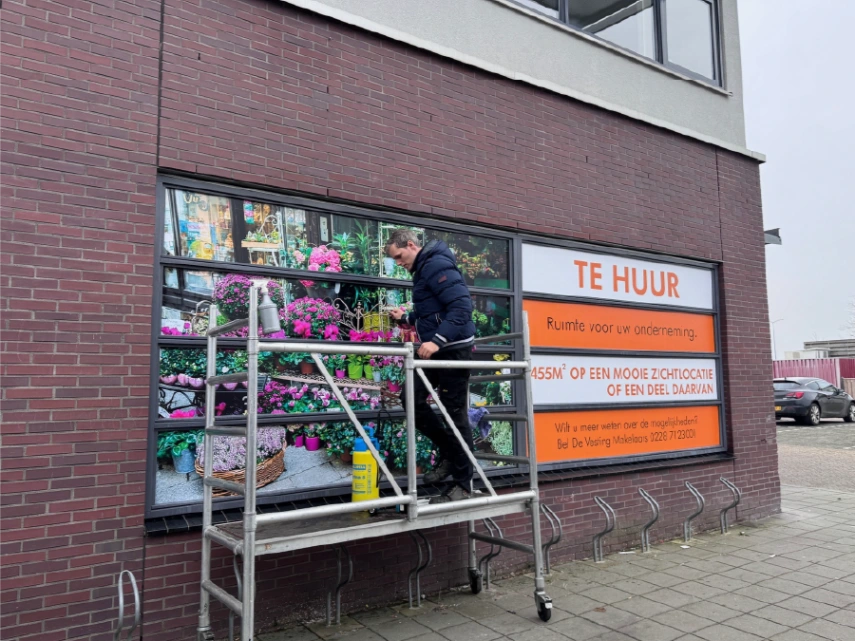 Opvallende glasfolie te huur oranje voor maximale zichtbaarheid bedrijfspand