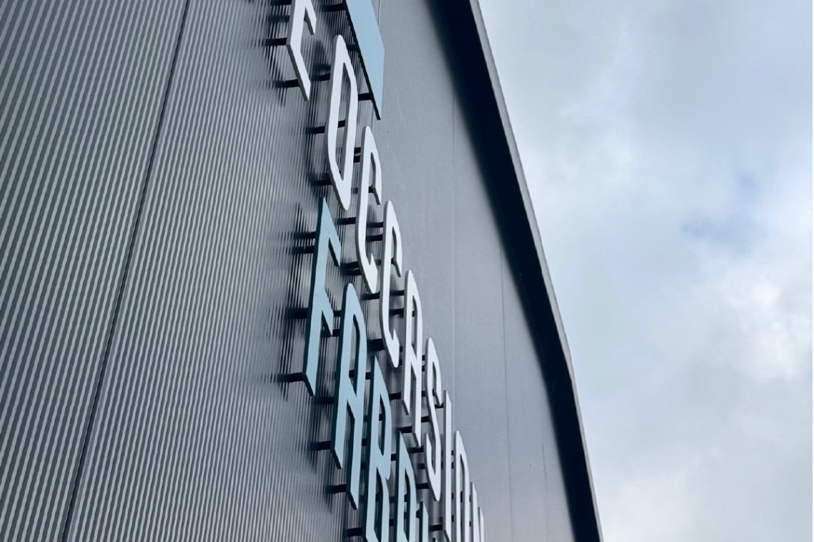 Gevelreclame autobedrijf met freesletters en 3D logo West-Friesland