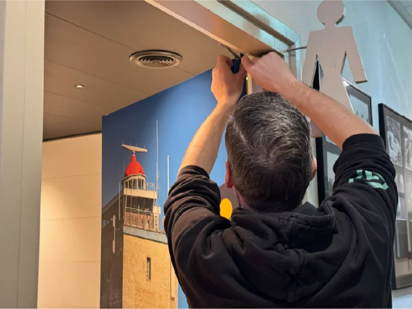Hotelkamerdeur wrap met kamernummer en design