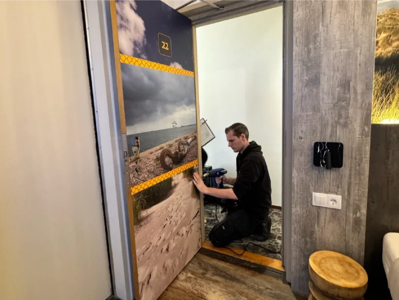 Hotelkamer deur wrappen met unieke fotoprint