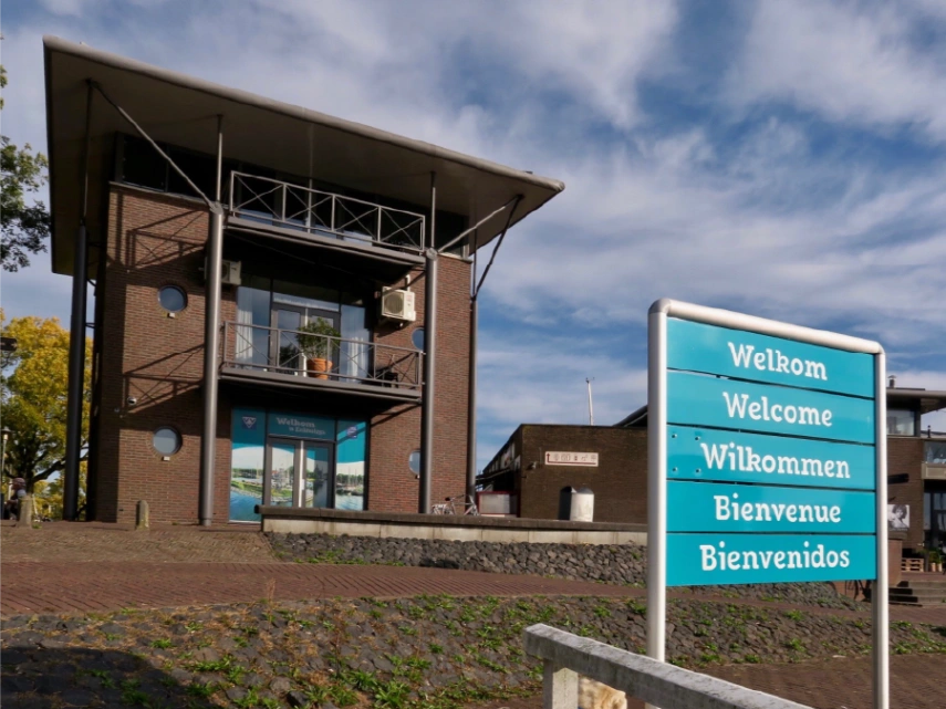 Informatiebord VVV Enkhuizen - bewegwijzering en routeborden voor toeristen West-Friesland