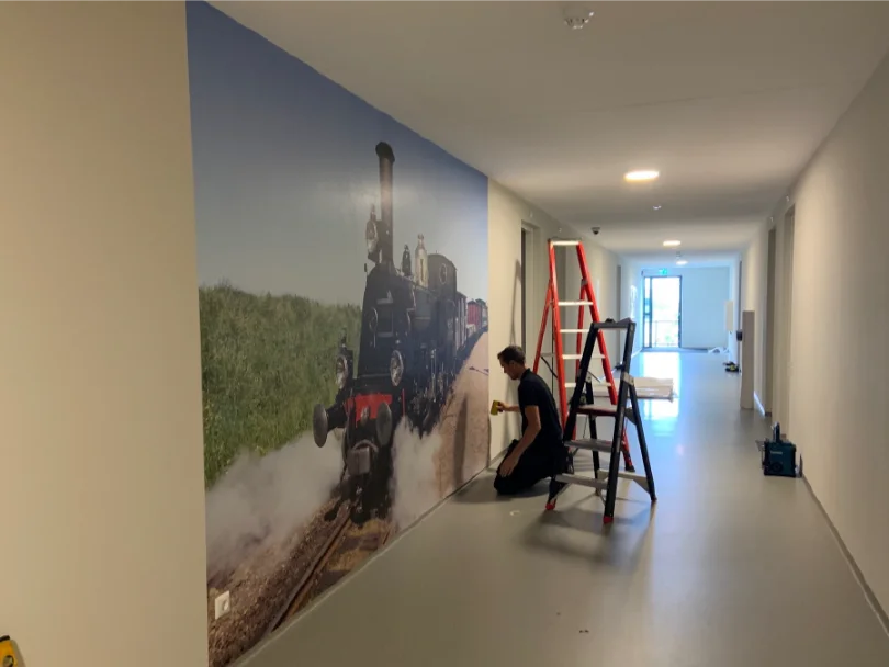 Installatie van het fotobehang in de bedrijfsruimte