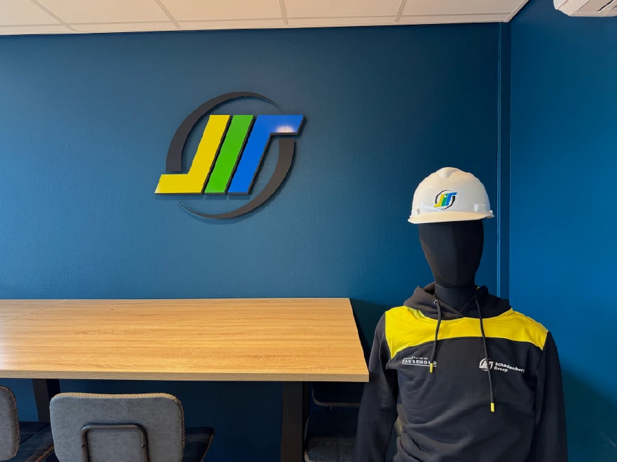 Interieurbranding met 3D logo Schadenberg Groep op kantoorwand