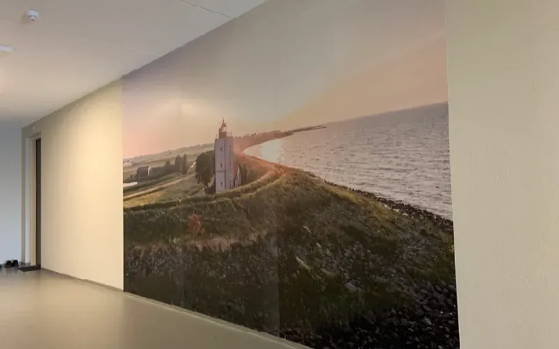 Fotobehang met een kustlandschap en vuurtoren in een gang