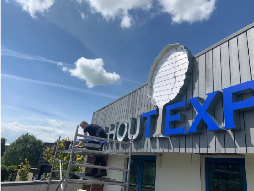 Lichtreclame hout expert montage hoogwerker - Gevelreclame Sign Company