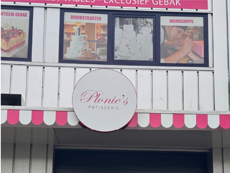 Lichtreclame patisserie etalage met verlichte letters