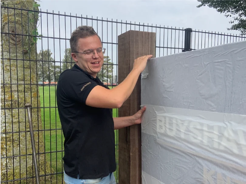 Montage van de bewegwijzering bij Buyshaven Enkhuizen