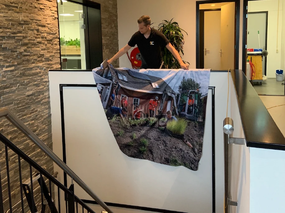 Montage canvas wanddecoratie kantoor Sign Company