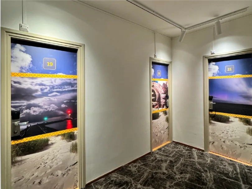 Montage van deurwrap op hotelkamerdeur