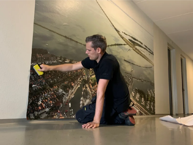 Montage van het fotobehang in de kantine