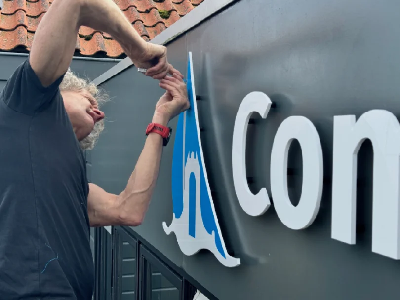 Montage freesletters blauw compagnieshaven - Algemeen Sign Company