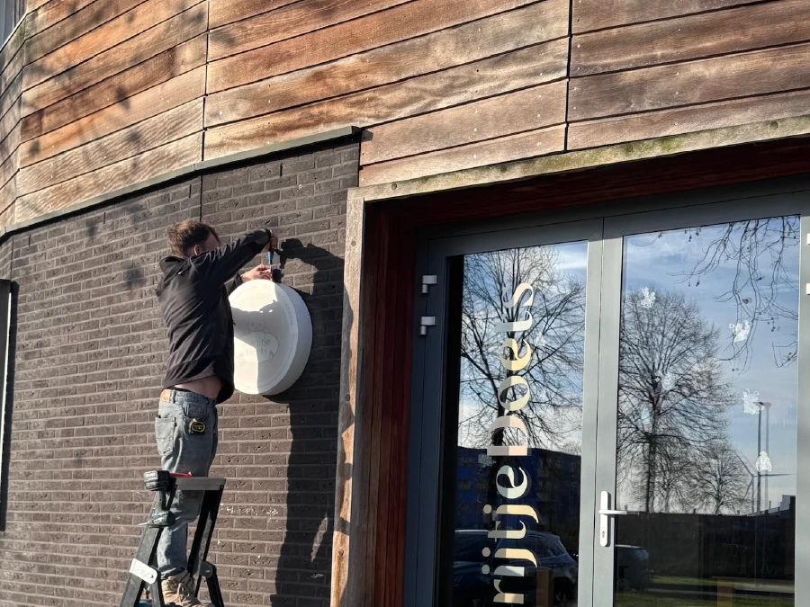 Montage gevelletters kindercentrum Almere