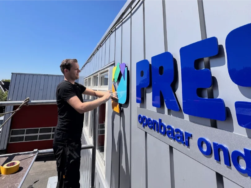 Montage gevelletters present grootebroek - Algemeen Sign Company