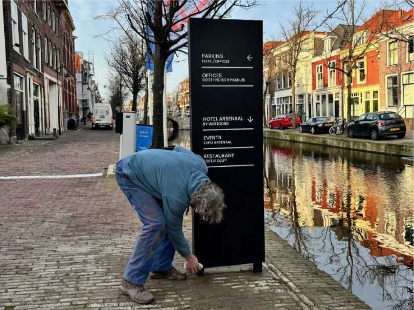Informatiezuilen en bewegwijzering Hotel Arsenaal Delft